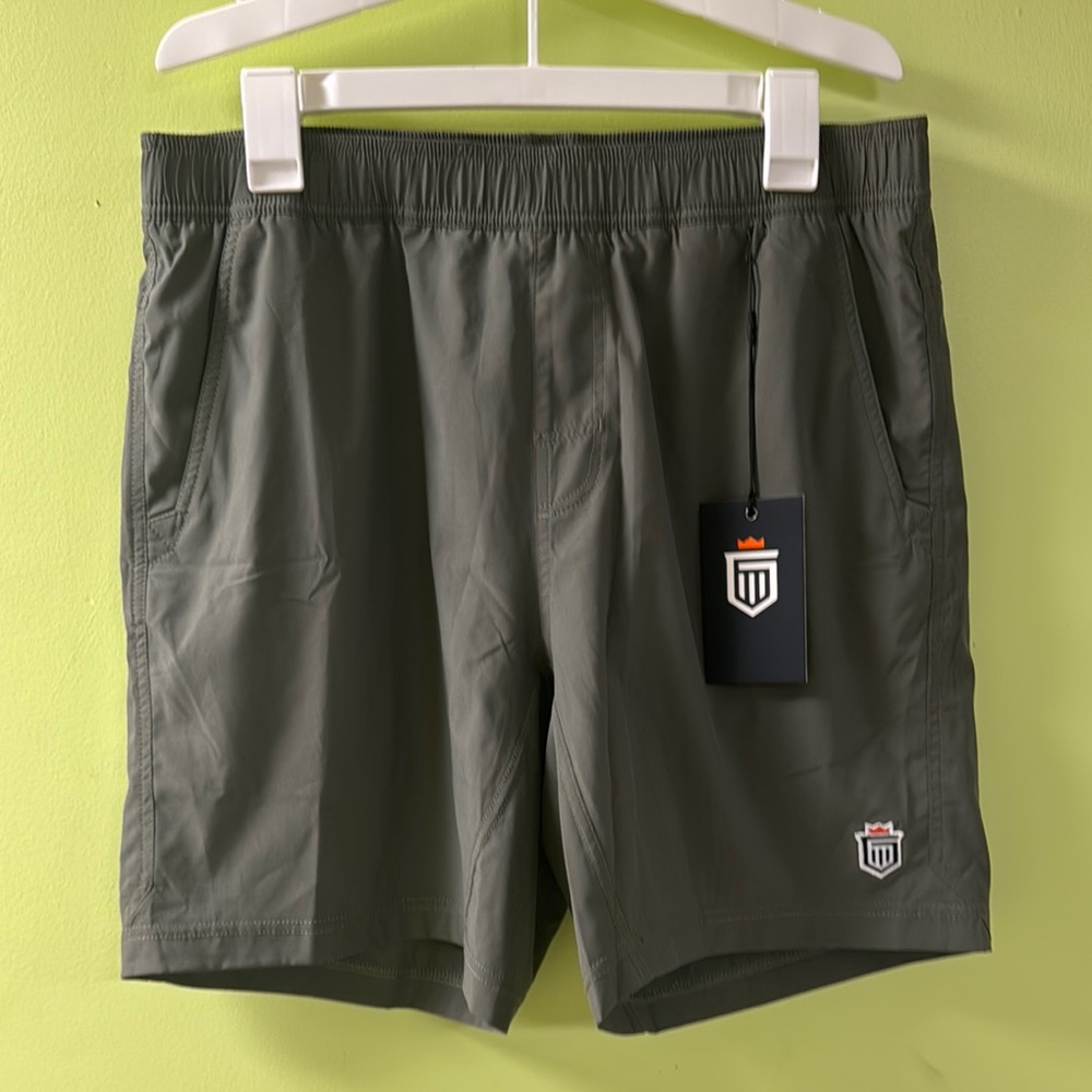 Green Athletic Shorts with Elastic Waistband and Moisture-Wicking Fabric